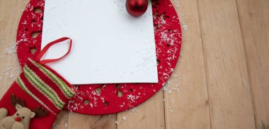 Noel dekoru, içi boş kart, ren geyiği dekoru kırmızı süsler ve şenlikli ahşap arka plan.