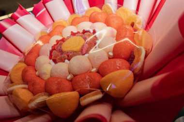 Renkli şekerleme buketi, pembe şekerleme ve çeşitli şeker süslemeleri.