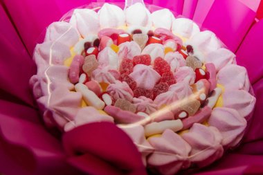 Renkli şekerleme buketi, pembe şekerleme ve çeşitli şeker süslemeleri.