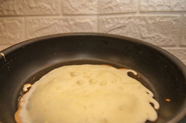 Kızartma tavasında pişen altın krep desen ve kahverengiyi gösteriyor