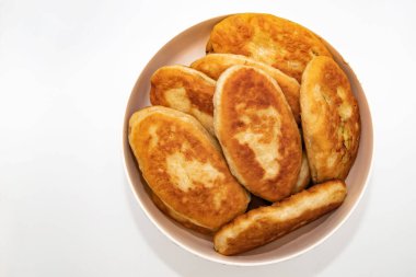 Beyaz kasede, arka planda izole edilmiş ev yapımı kızarmış hamur işleri.