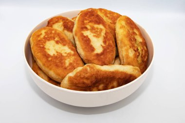 Beyaz kasede, arka planda izole edilmiş ev yapımı kızarmış hamur işleri.