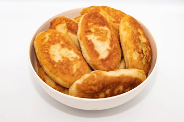 Beyaz kasede, arka planda izole edilmiş ev yapımı kızarmış hamur işleri.