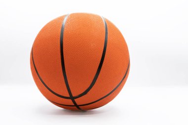 Spor eğitimi konsepti için beyaz arka planda izole edilmiş turuncu basketbol topu