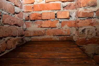 Eski tuğla duvara dayalı boş ahşap masa. Fotokopi alanı olan iç plan.