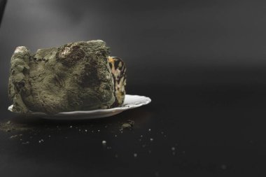 Gelişmiş mantar çürümesini gösteren ağır küflü ekmek somunu siyah arka planda izole edilmiş.