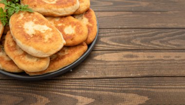 Kırsal ahşap masa arka planında ev yapımı kızarmış turtalar.