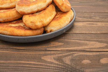 Kırsal ahşap masa arka planında ev yapımı kızarmış turtalar.