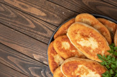 Kırsal ahşap masa arka planında ev yapımı kızarmış turtalar.