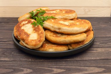 Kırsal ahşap masa arka planında ev yapımı kızarmış turtalar.