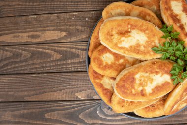 Kırsal ahşap masa arka planında ev yapımı kızarmış turtalar.