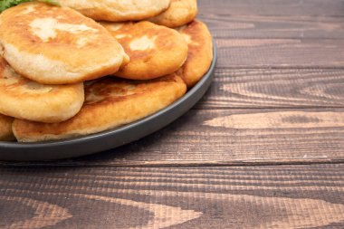 Kırsal ahşap masa arka planında ev yapımı kızarmış turtalar.