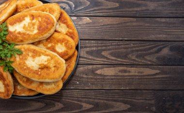 Kırsal ahşap masa arka planında ev yapımı kızarmış turtalar.