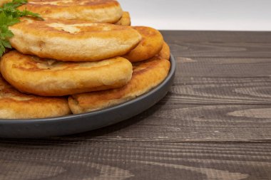 Kırsal ahşap masa arka planında ev yapımı kızarmış turtalar.