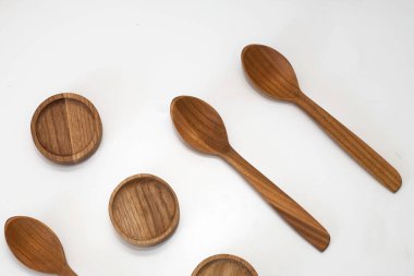 Minimum düzlükte sergilenen kepçeler ve kaseler de dahil olmak üzere doğal ahşap masa takımı