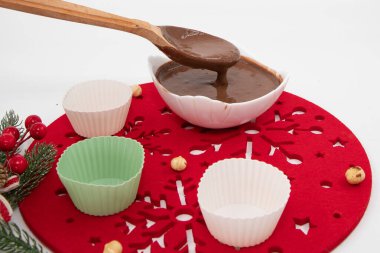 Çikolata Tatlısı Hazırlama Silikon Fırın Bardakları ve Kırmızı Mat 'ta Tahta Kaşık