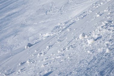 Kar, dağınık kar yığınlarıyla kaplı. Kış arkaplanı çok az.