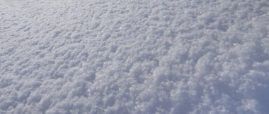 Yumuşak doğal kış günışığıyla beyaz kar dokusu