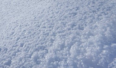 Yumuşak doğal kış günışığıyla beyaz kar dokusu