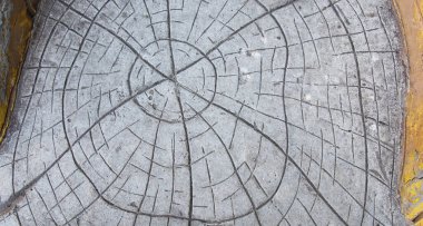 Dairesel oymalı eskimiş beton yüzey soyut geometrik şehir dokusu oluşturur