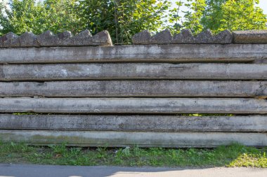 Sert yüzey endüstriyel dokusu ve yatay deseni olan yığılmış beton plakalar