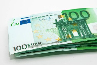 Tasarruf finansmanını sembolize eden beyaz arka planda izole edilmiş avro banknotları yığını