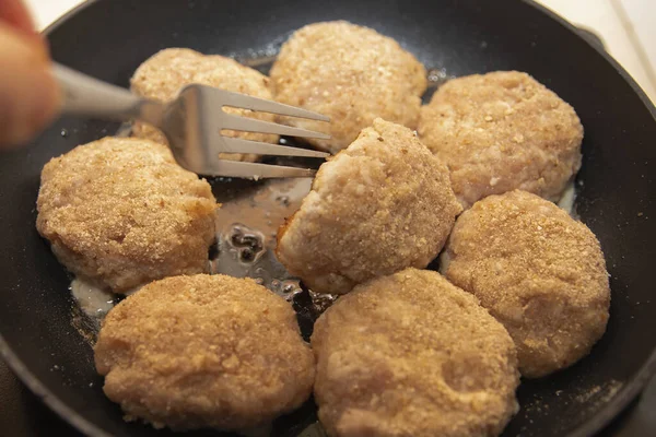 Fırında tavada çatalla el yapımı et pirzolası.