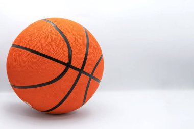 Beyaz zemin üzerinde izole edilmiş, dokulu yüzeyi ve kopyalama alanı olan basketbol topu