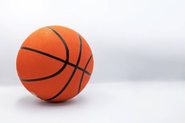 Beyaz zemin üzerinde izole edilmiş, dokulu yüzeyi ve kopyalama alanı olan basketbol topu
