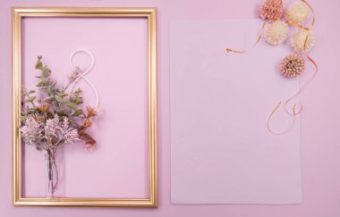 8 Mart şenlikli arka plan çerçeveli çiçekler ve pembe düzlükte sekiz numara