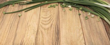 Yeşil soğan, ahşap yüzeyde, üst görünüm kompozisyonu fotokopi alanı