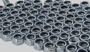 Endüstriyel metal donanım arkaplanı oluşturmak için tekrarlanan desen düzenlenmiş hex fındıkları