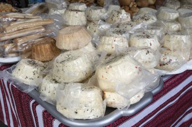 Açık hava tezgahında tütsülenmiş peynir toplarıyla çeşitli peynirler sergileniyor