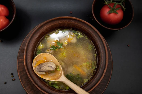 Kil kâse ahşap kaşık manzaralı sebzeli ördek çorbası