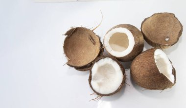 Hindistan cevizi yarımları ve beyaz arkaplanda boş kabuklar ve tasarım için kopya alanı