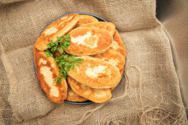 Çuval bezi arka planda maydanoz garnitürlü kızarmış hamur köftesi.