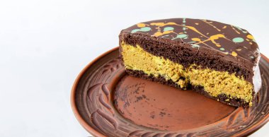 Dubai tarzı çikolatalı kek dilimi, seramik tabakta fıstıklı.