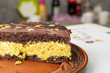 Şenlik masasında fıstıklı çikolatalı kek dilimi.