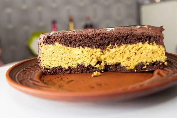 Şenlik masasında fıstıklı çikolatalı kek dilimi.