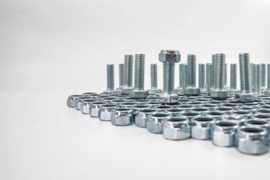 Metal civatalar ve altıgen fındıklar düz yüzeyde düşük açı görünümünde düzenlenmiştir.