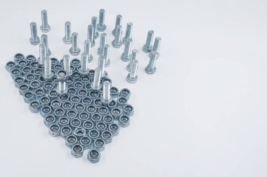 Metal civatalar ve altıgen fındıklar düz yüzeyde düşük açı görünümünde düzenlenmiştir.