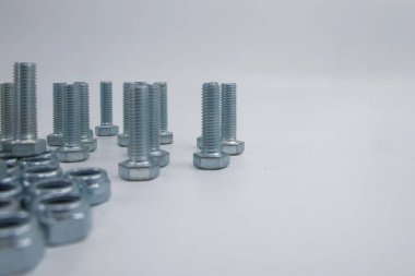 Metal civatalar ve altıgen fındıklar düz yüzeyde düşük açı görünümünde düzenlenmiştir.