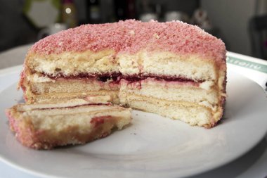 Beyaz tabak manzaralı kremalı ve çilekli kek.