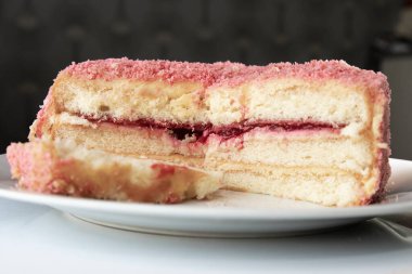 Kremalı ve böğürtlenli pandispanya tabağı.