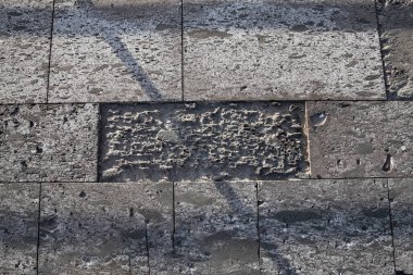 Dikdörtgen blokları ve pürüzlü yüzeyi olan gri beton duvar dokusu