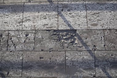 Dikdörtgen blokları ve pürüzlü yüzeyi olan gri beton duvar dokusu