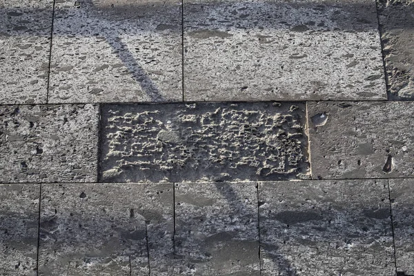 Dikdörtgen blokları ve pürüzlü yüzeyi olan gri beton duvar dokusu