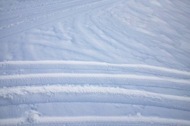 Kesişen lastik izleri ve yumuşak kış rahatlığı olan kar yüzeyi dokusu