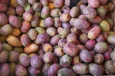 Taze dikenli armut meyveleri çerçeveyi doğal besin arkaplan dokusu olarak dolduruyor