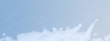 Açık mavi donmuş su dokusu ile kar kenarları minimum kış iPhone arkaplanı